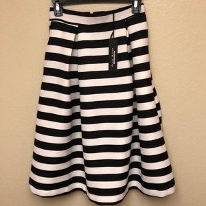 Haute Monde - knee length striped skirt w/ pockets